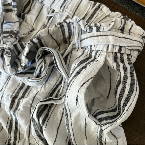 2/$15 Old Navy size 10 black and white stripe paper bag short linen blend - Picture 5 of 8
